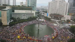 Pemandangan saat ribuan orang berkumpul memeriahkan aksi damai 'Kita Indonesia' di Bundaran HI, Jakarta, Minggu (4/12). Masayarakat yang memadati kawasan tersebut juga datang untuk mengikuti parade kebudayaan. (Liputan6.com/Angga Yuniar)