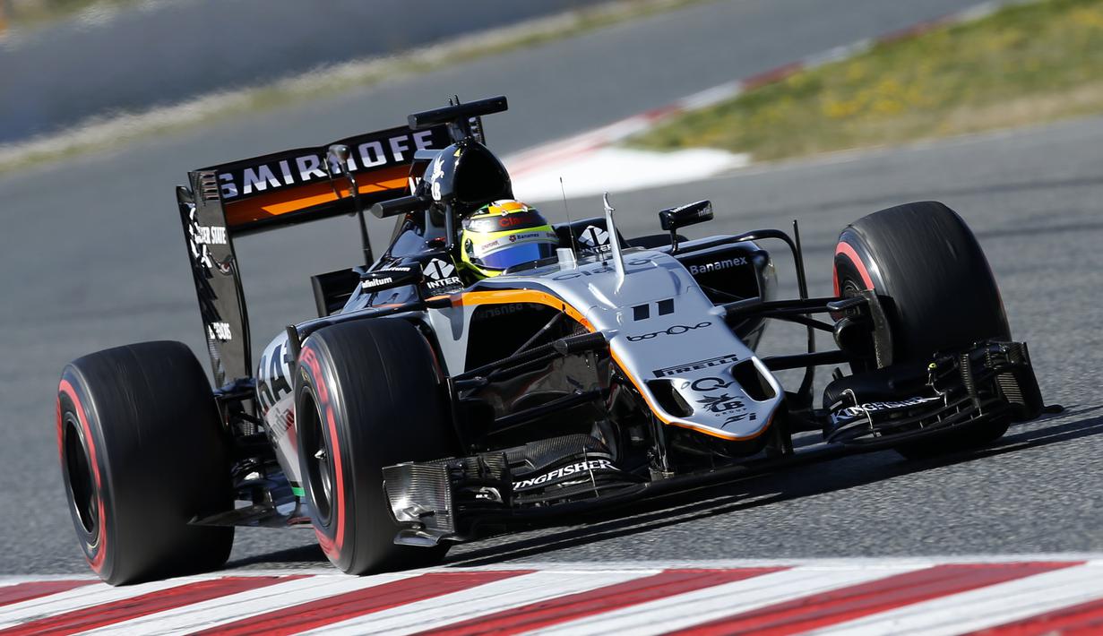 Pebalap Force India, Sergio Perez, berada di posisi keempat dengan waktu 1 menit 23,721 detik pada sesi sore hari keempat tes pramusim F1 2016 di Sirkuit Catalunya, Barcelona, Spanyol, Jumat (4/3/2016). (Reuters/Albert Gea)