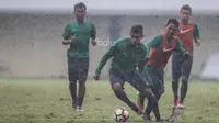 Gelandang Timnas Indonesia U-22, Miftahul Hamdi, berebut bola dengan Gian Zola saat latihan jelang SEA Games 2017 Malaysia di Stadion I Wayan Dipta, Bali, Sabtu (8/7/2017). (Bola.com/Vitalis Yogi Trisna)