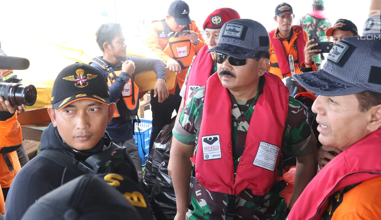 Panglima TNI Marsekal Hadi Tjahjanto (tengah) bersama tim Basarnas di KN SAR Basudewa di perairan Karawang, Jawa Barat, Rabu (31/10). Panglima TNI meninjau titik yang diduga menjadi tempat bagian pesawat Lion Air JT 610. (Liputan6.com/Helmi Fithriansyah)