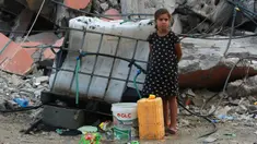 Seorang anak perempuan Palestina bersiap mengisi wadah plastik dengan air di titik distribusi di Khan Yunis di Jalur Gaza selatan pada 17 Oktober 2024. (BASHAR TALEB/AFP)