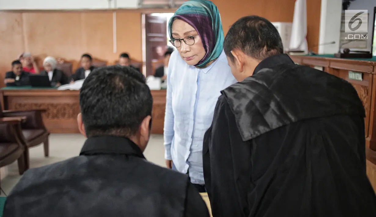 Terdakwa kasus dugaan penyebaran berita bohong atau hoaks, Ratna Sarumpaet berdiskusi dengan tim kuasa hukum disela menjalani sidang lanjutan di Pengadilan Negeri Jakarta Selatan, Selasa (14/5/2019). Sidang tersebut dengan agenda mendengarkan keterangan terdakwa. (Liputan6.com/Faizal Fanani)