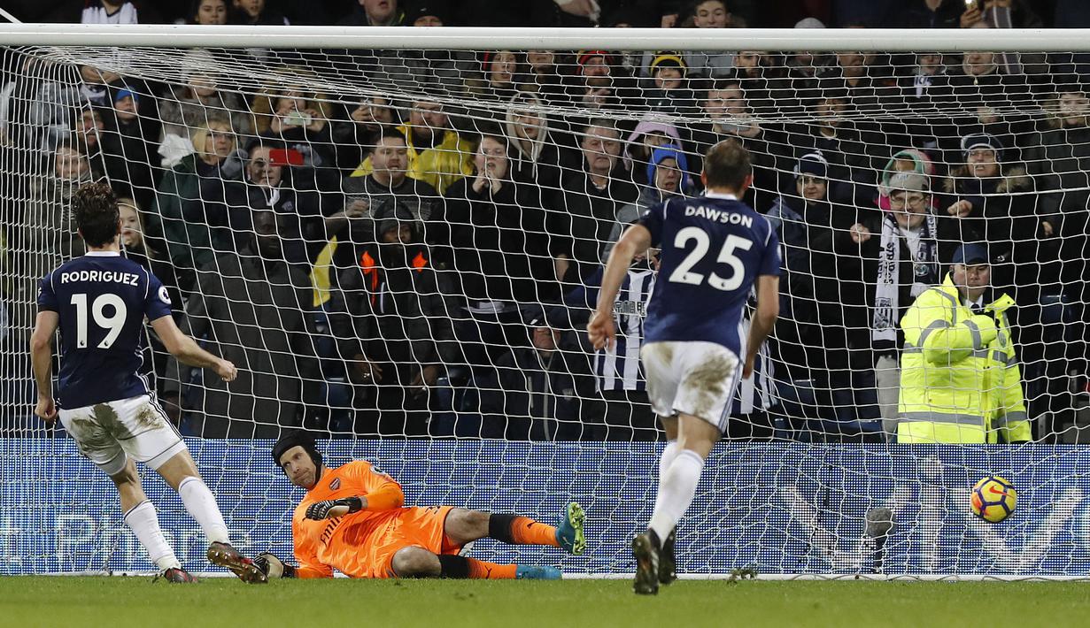 Pemain West Bromwich, Jay Rodriguez (kiri) mencetak gol lewati titik putih ke gawang Arsenal pada lanjutan Premier League di The Hawthorns, West Bromwich, (31/12/2017). Arsenal bermain imbang 1-1 dengan West Bromwich. (Martin Rickett/PA via AP)