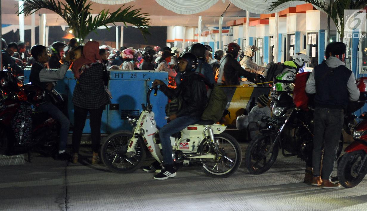 Pemudik menggunakan motor Honda keluaran tahun 70 an modifikasi saat tiba di dermaga 6 Pelabuhan Merak, Banten, Jumat (23/6). H-2 Lebaran 2017, ribuan pemudik bermotor memadati dermaga 6 Pelabuhan Banten. (Liputan6.com/Helmi Fithriansyah)