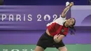 Pebulu tangkis tunggal putri Indonesia, Gregoria Mariska Tunjung melepaskan drop shot saat menghadapi wakil Korea Selatan, An Se-young pada laga semifinal nomor tunggal putri cabor bulu tangkis Olimpiade Paris 2024 di Porte de La Chapelle Arena, Paris, Minggu (4/8/2024). Gregoria Mariska Tunjung kalah rubber-game 21-11, 13-21 dan 16-21. (AP Photo/Kin Cheung)