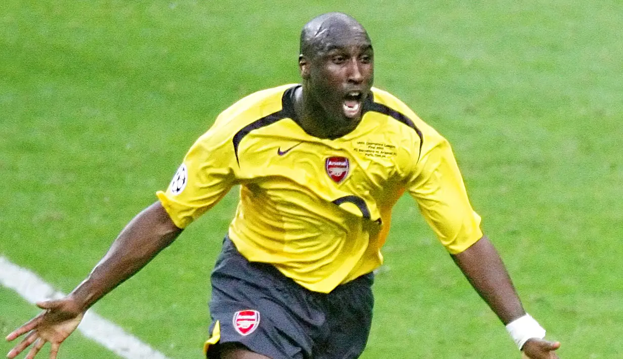 7. Sol Campell - Ketika kontrak mantan kapten Tottenham Hotspur ini habis pada musim panas 2001 Ia menyatakan tak akan pindah ke Arsenal yang merupakan seteru berat Spurs. Namun faktanya Campbell akhirnya pindah ke Arsenal. (AFP/Gabriel Bouys)