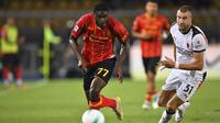 Pemain Lecce, Mohamed Kaba (77), menggiring bola melewati Strahinja Pavlovic dari AC Milan dalam laga Serie A di Stadion Via del Mare, Lecce, Italia,&nbsp;Sabtu (30 Agustus 2025). (Giovanni Evangelista/LaPresse via AP)