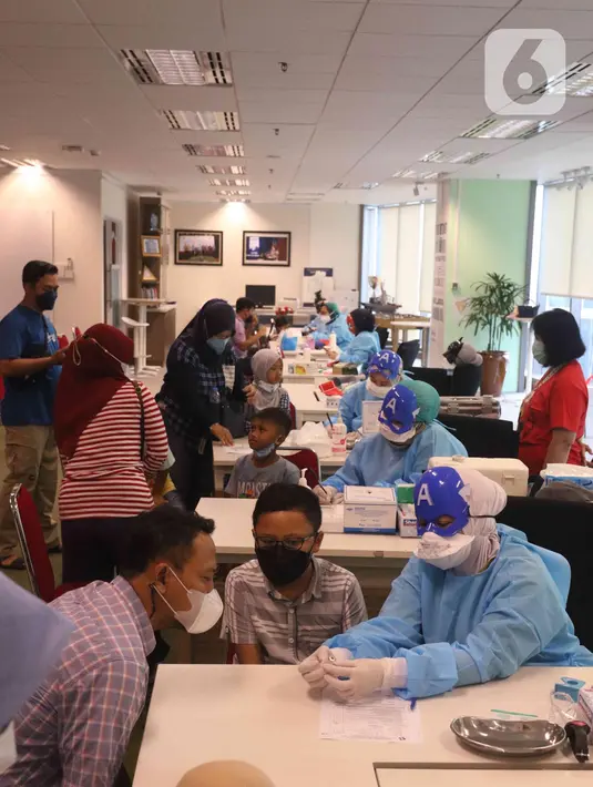 Suasana vaksinasi kedua untuk anak-anak di Gedung  Otoritas Jasa Keuangan (OJK), Jakarta, Minggu (16/01/2022). Sebanyak 350 anak karyawan OJK mengikuti vaksinasi Covid-19 dosis kedua dengan bertemakan superhero untuk menghilangkan stigma menakutkan bagi anak-anak. (Liputan6.com/Angga Yuniar)