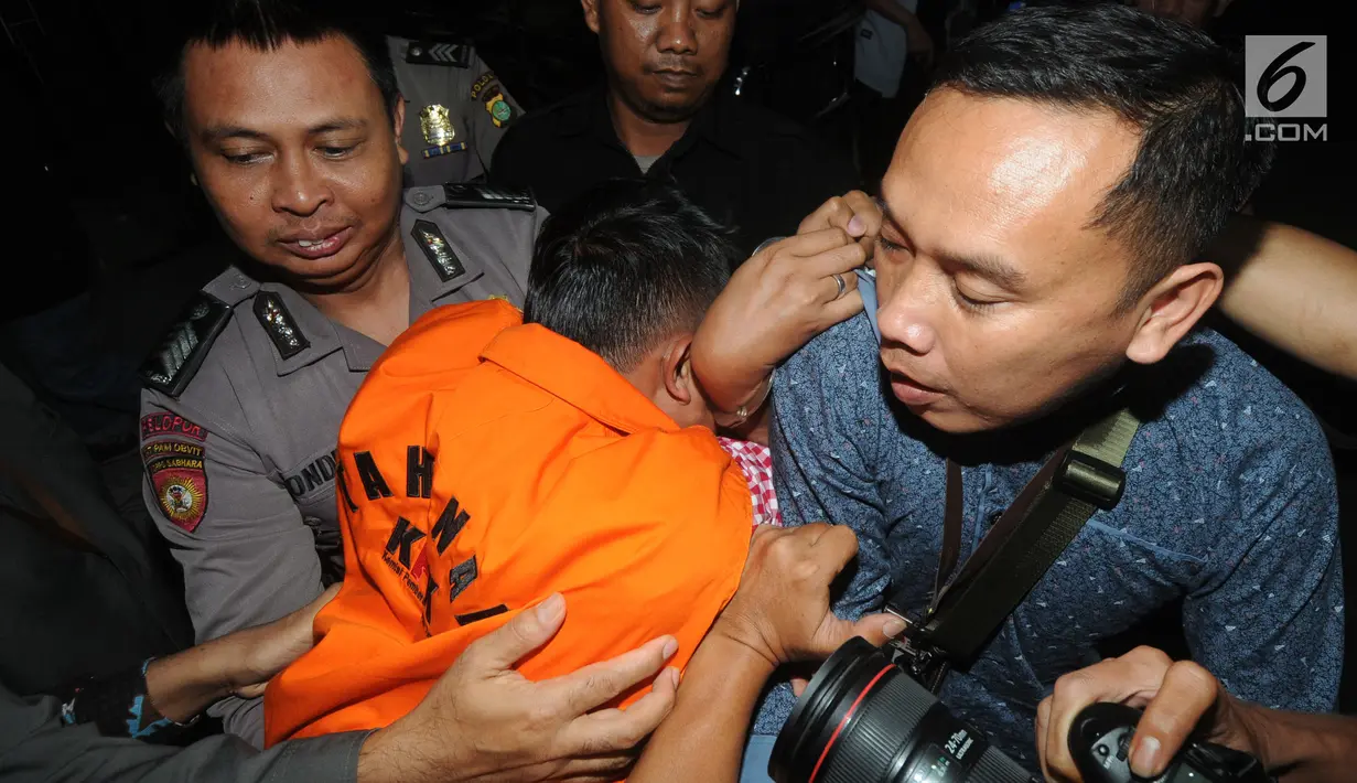 Direktur PT Navy Arsa Sejahtera, Mujib Mustoda penyuap Direktur Utama Perum Perikanan Indonesia, Risyanto Suanda menghindar dari kejaran kamera wartawan usai menjalani pemeriksaan 1x24 jam oleh penyidik di Gedung KPK, Jakarta, Rabu (25/09/2019). (merdeka.com/Dwi Narwoko)