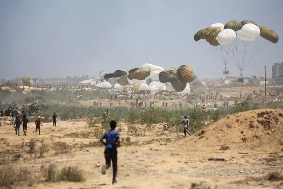 Jenis bantuan yang telah dijatuhkan melalui udara meliputi makanan siap saji, paket gizi untuk anak-anak, obat-obatan dasar, serta air bersih dalam kemasan khusus. (Eyad BABA/AFP)