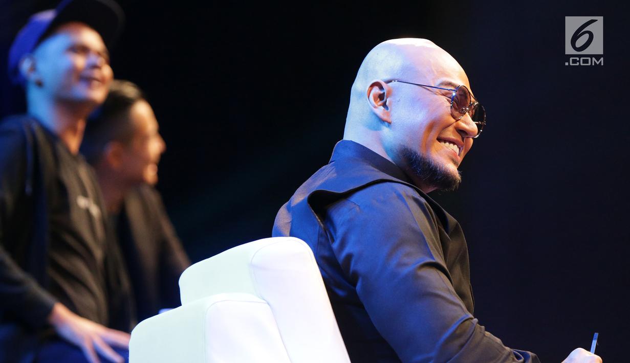 Ekspresi Deddy Corbuzier saat mendapat roasting dari komika Pandji Pragiwaksono di Jakarta Internasional Comedy Festival (JICOMFEST) 2019 di JIExpo, Kemayoran, Jakarta, Sabtu (3/8/2019). Selain Deddy, komika dan komedian terkemuka juga meramaikan JICOMFEST 2019. (Bola.com/Peksi Cahyo Priambodo)