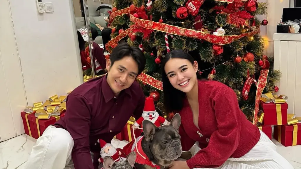 Amanda Manopo untuk pertama kalinya merayakan Natal sebagai istri dari Kenny Austin. Berfoto di pohon Natal, Amanda tampil dengan atasan knit lengan panjang dipadu rok pleated putih. [@amandamanopo]