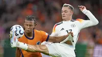 Penyerang Jerman Florian Wirtz mencoba tahan bola dari hadangan bek Belanda Nathan Ake pada laga grup 3 UEFA Nations League di Johan Cruyff Arena (AP)