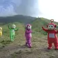 Warga berkostum teletubbies berjalan menghibur wisatawan di Bukit Teletubies kawasan Taman Nasional Bromo Tengger Semeru (TNBTS), Jawa Timur, Selasa (26/3). Kegiatan yang berlangsung sejak sekitar 1,5 bulan lalu ini dilakukan warga asli Tengger dengan seizin pihak TNBTS. (merdeka.com/Arie Basuki)