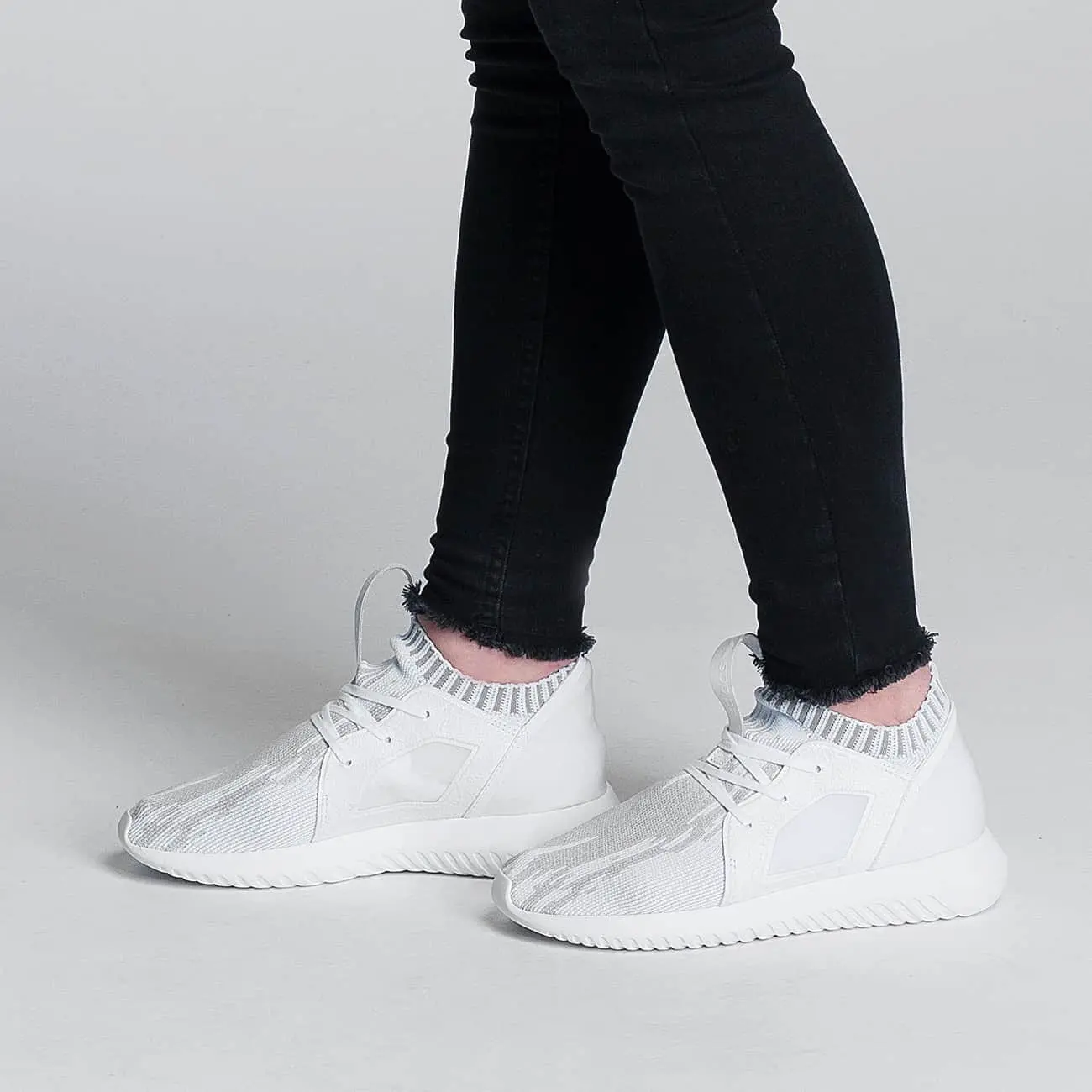 Tips membersihkan sneakers putih supaya tetap kinclong. (Sumber foto: bubblefootballverona.com)