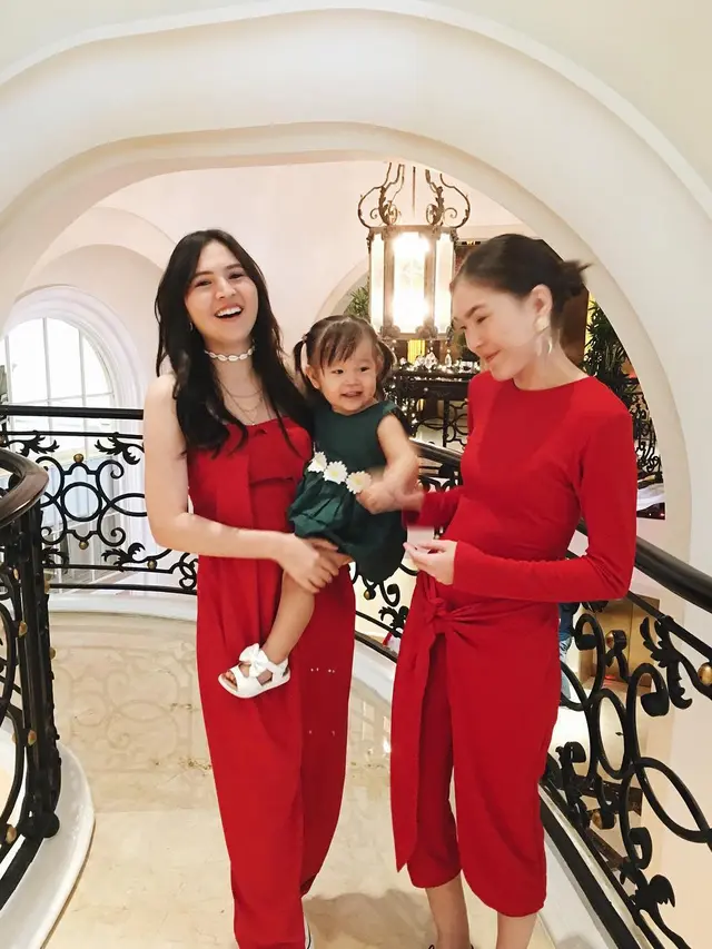 Potret kedekatan Olivia Jensen dengan kembaran