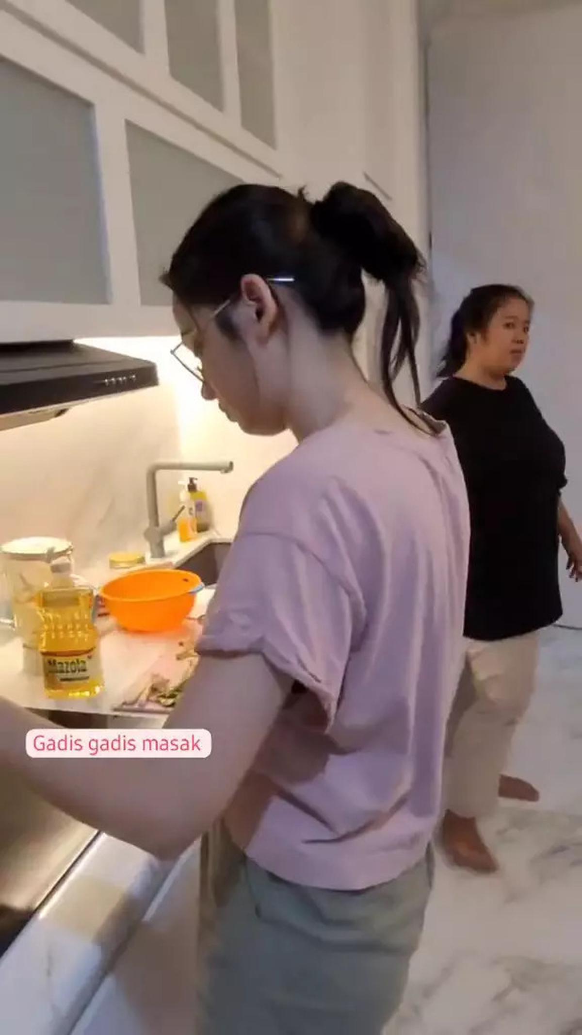Intip Potret Dapur Rumah Syifa Hadju, Kental Nuansa Simpel, Modern, dan Minim Perabotan