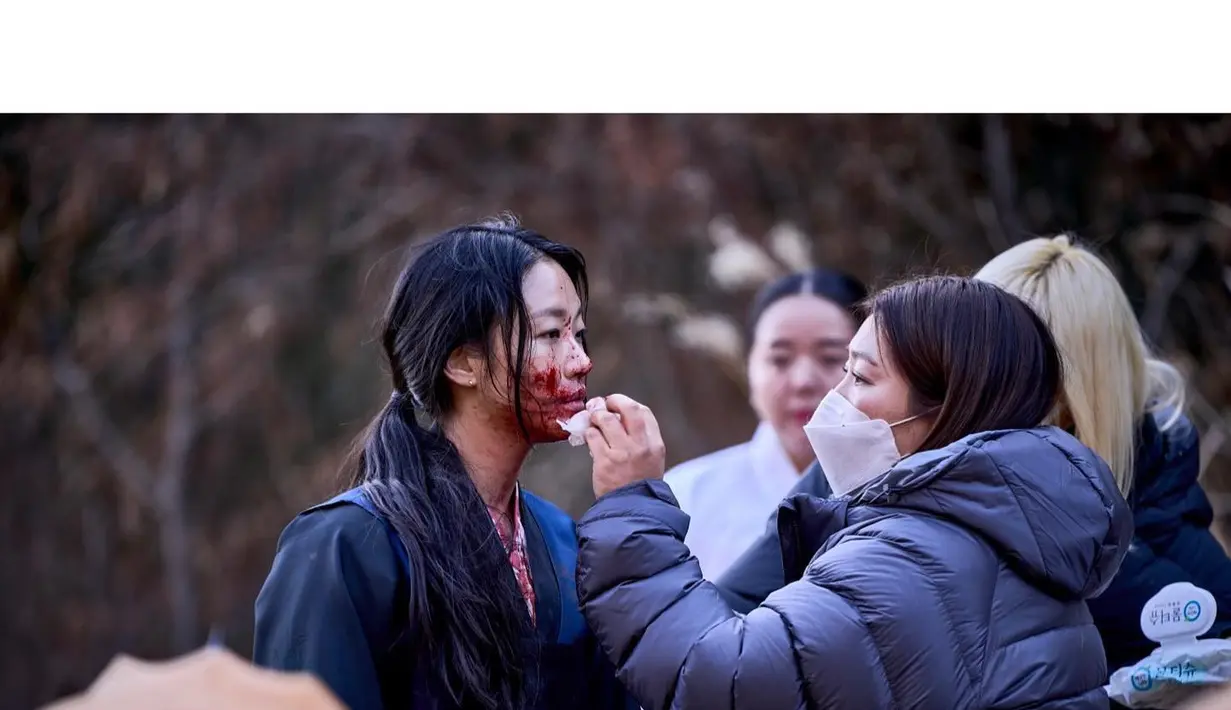 Ini adalah foto di balik layar saat Hwa Rim menjalankan ritualnya, menenangkan arwah dalam proses ekshumasi atau penggalian kubur. (Foto: Instagram/ggonekim)