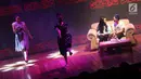 Pemain NHKBP Kebayoran Baru tampil dalam pentas teater bertajuk 'Poda' di Usmar Ismail Hall, Jakarta, Sabtu (2/9). Teater Poda menceritakan hubungan anak dan orangtua sebagai cinta paling dasar dalam kehidupan manusia. (Liputan6.com/Immanuel Antonius)