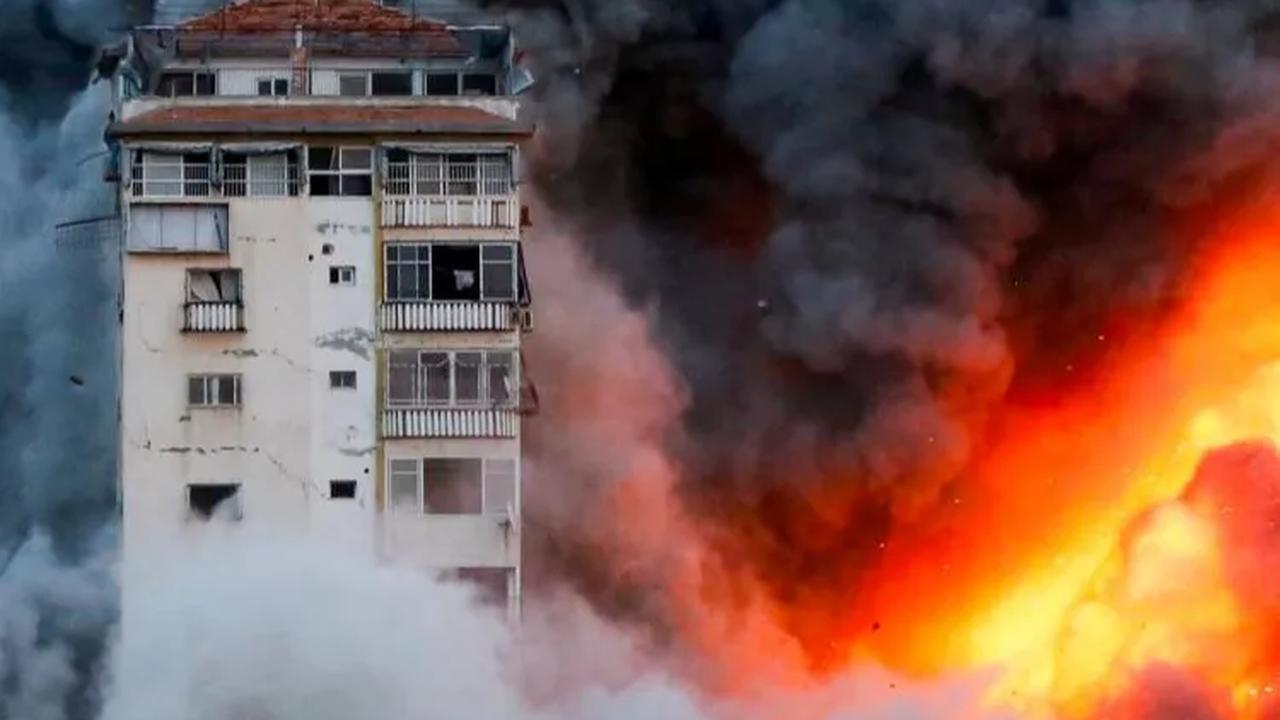 Serangan balasan pasukan Zionis itu menyasar bangunan-bangunan tinggi di Gaza yang padat penduduk.