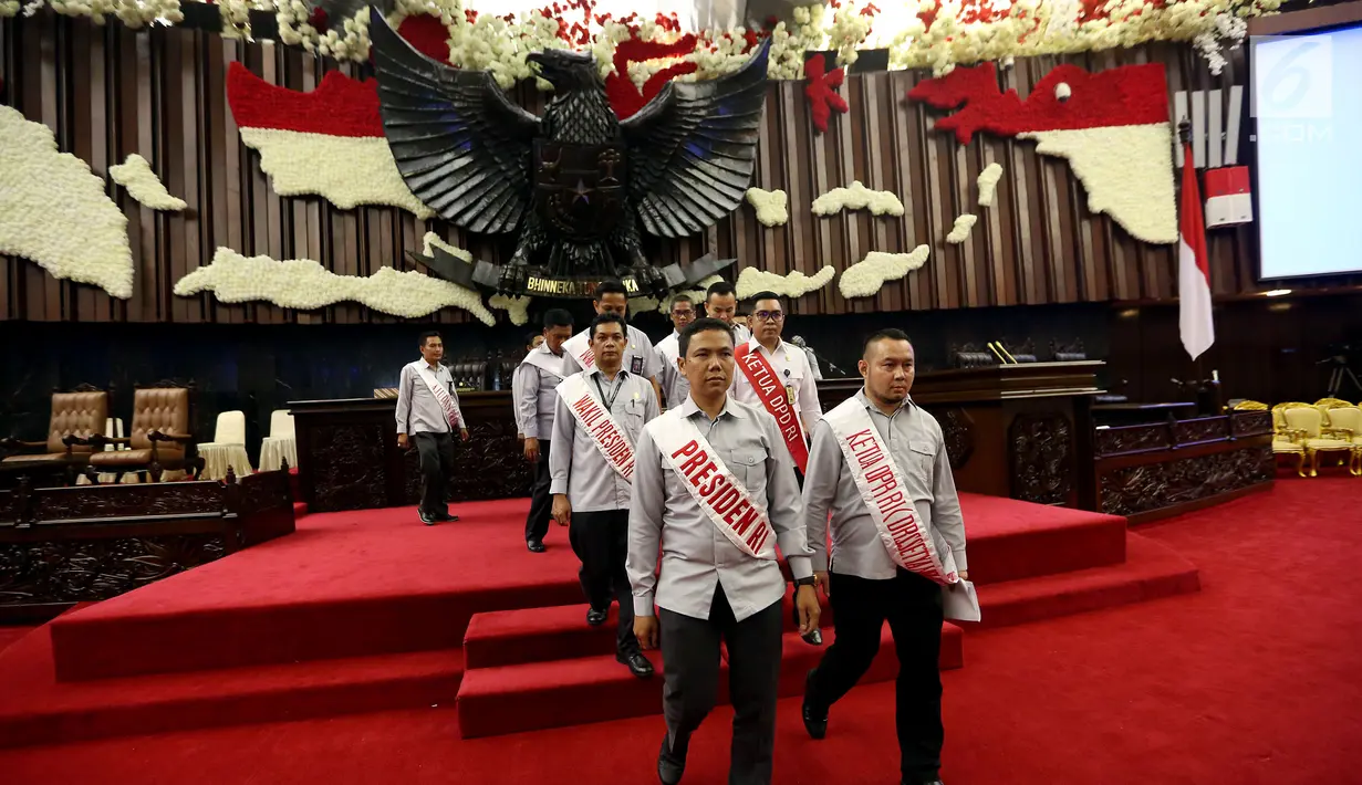 Sejumlah pegawai melakukan gladi kotor persiapan pidato presiden di Kompleks Parlemen, Senayan, Jakarta (14/8). Gladi tersebut dilakukan untuk persiapan menjelang pidato presiden dalam rangkaian sidang tahunan MPR, DPR dan DPD. (Liputan6.com/Johan Tallo) 