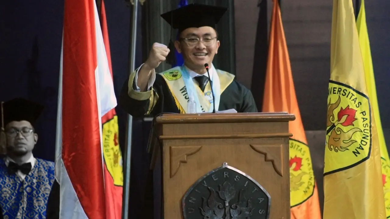 Mantan Wakil Gubernur Banten Andika Hazrumy menjadi lulusan terbaik program doktoral bidang Ilmu Sosial Universitas Pasundan (Unpas) Bandung (Istimewa)
