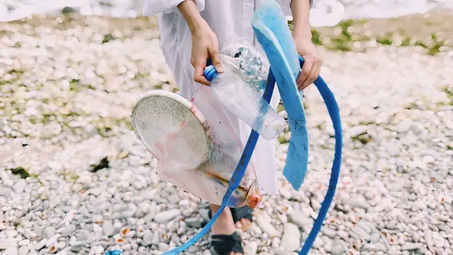 Gunakan Botol Plastik untuk Menyiram Tanaman