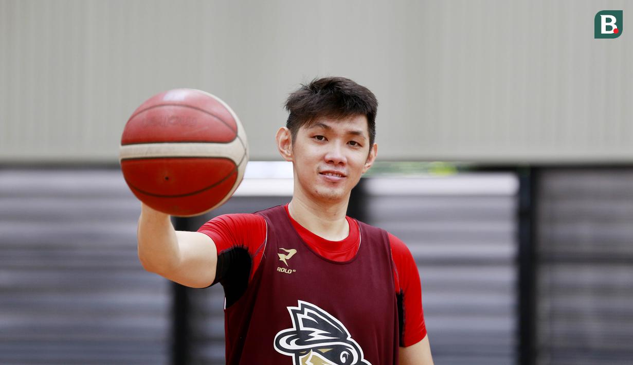 Pebasket West Bandits, Mei Joni, berpose usai latihan di Aim High Stadium, Tangerang, Kamis (20/5/2021). Latihan tersebut merupakan persiapan jelang melakoni laga babak play-off IBL 2021. (Bola.com/M Iqbal Ichsan)