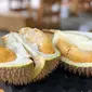 Mengonsumsi Buah Durian (Photo by Jim Teo on Unsplash)