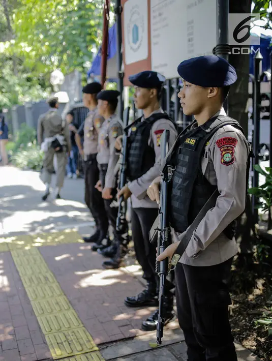 Polisi bersenjata lengkap berjaga di Gereja Katedral, Jakarta, Jumat (30/3). Pelaksanaan Jumat Agung di Gereja Katedral dijaga oleh 155 personel keamanan. (Liputan6.com/Faizal Fanani)