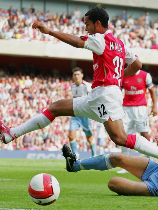 Theo Walcott melakukan debut bersama Arsenal saat melawan Aston Villa pada 19 Agustus 2006 di  Emirates Stadium, laga tersebut berakhir imbang 1-1. (AFP/Carl De Souza)