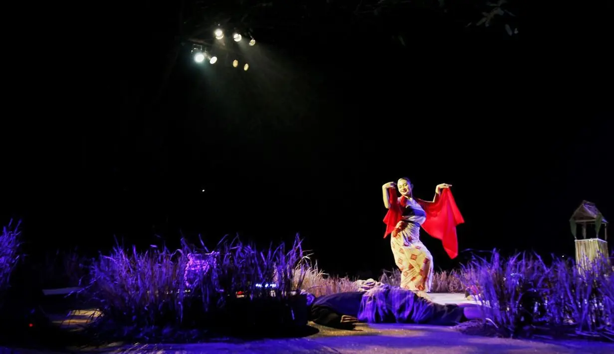 Padu padan kain batik panjang yang dililitkan rapat bernuansa merah sebagai rok menyempurnakan penampilan Ariel Tatum di pertunjukan ini. [Foto: Instagram/images_aa]