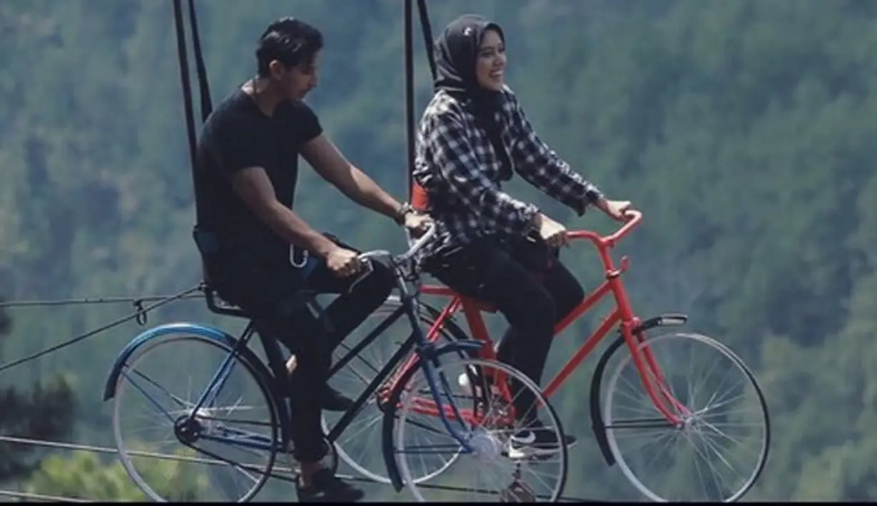 Kesibukannya menjalani syuting, membuat sang suami merasa was-was. Sonny tidak ingin istrinya bekerja terlalu ngoyo sehingga bisa menggangu kesehatan janin yang ada dalam kandungannya. (Instagram/fairuzarafiq)