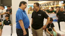 Gubernur DKI Jakarta Anies Baswedan berbincang dengan Ketum Partai Golkar sekaligus Menteri Perindustrian Airlangga Hartarto di Pluit Village Mall, Jakarta, Minggu (29/7). Anies dan Airlangga tampak mengenakan kaos. (Liputan6.com/Fery Pradolo)