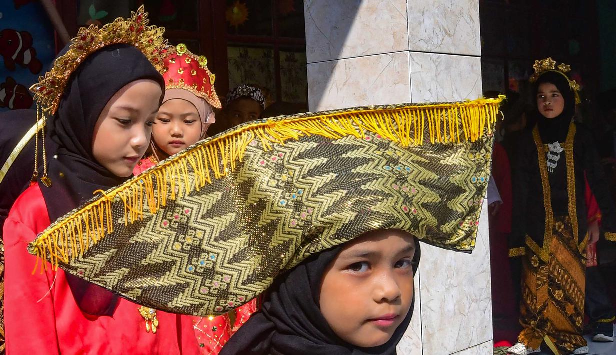 Setiap kostum mencerminkan kekayaan budaya dari berbagai daerah, mulai dari Indonesia bagian Barat hingga timur. Tampak dalam foto, salah satu siswa bersiap mengikuti pergelaran busana tradisional saat peringatan Hari Kartini di Taman Kanak-Kanak Hidayatusshibyan, Cinere, Depok, Jawa Barat, Selasa (21/4/2026). (merdeka.com/Arie Basuki)