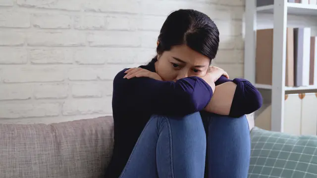 perempuan kesepian bersedih