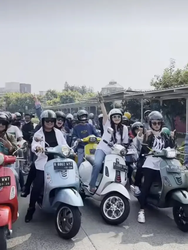 Nathalie Holscher Asik Naik Vespa Bareng Geng Motor