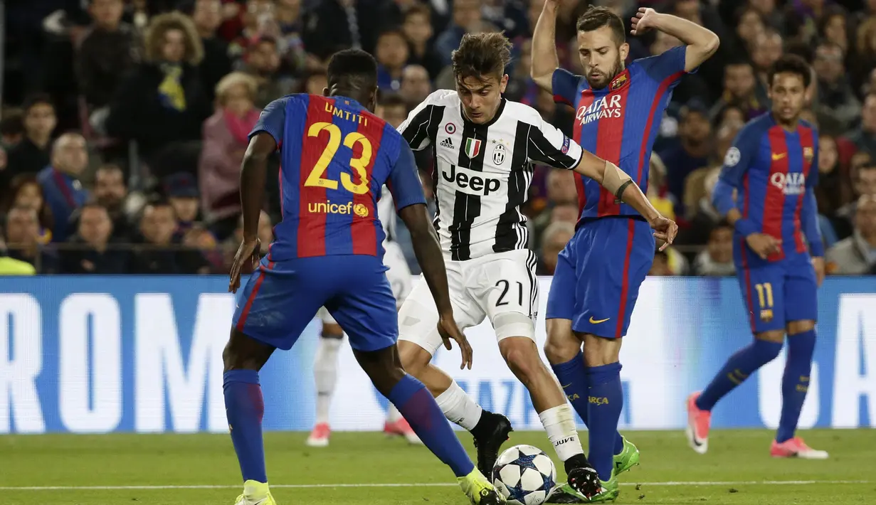 Pemain Juventus, Paulo Dybala (tengah) tampil cemerlang dengan dua golnya saat melawan Barcelona pada perempatfinal Liga Champions. Dybala patut diwaspadai lawannya AS Monaco pada laga semifinal Liga Champions nanti.  (AP/Emilio Morenatti)