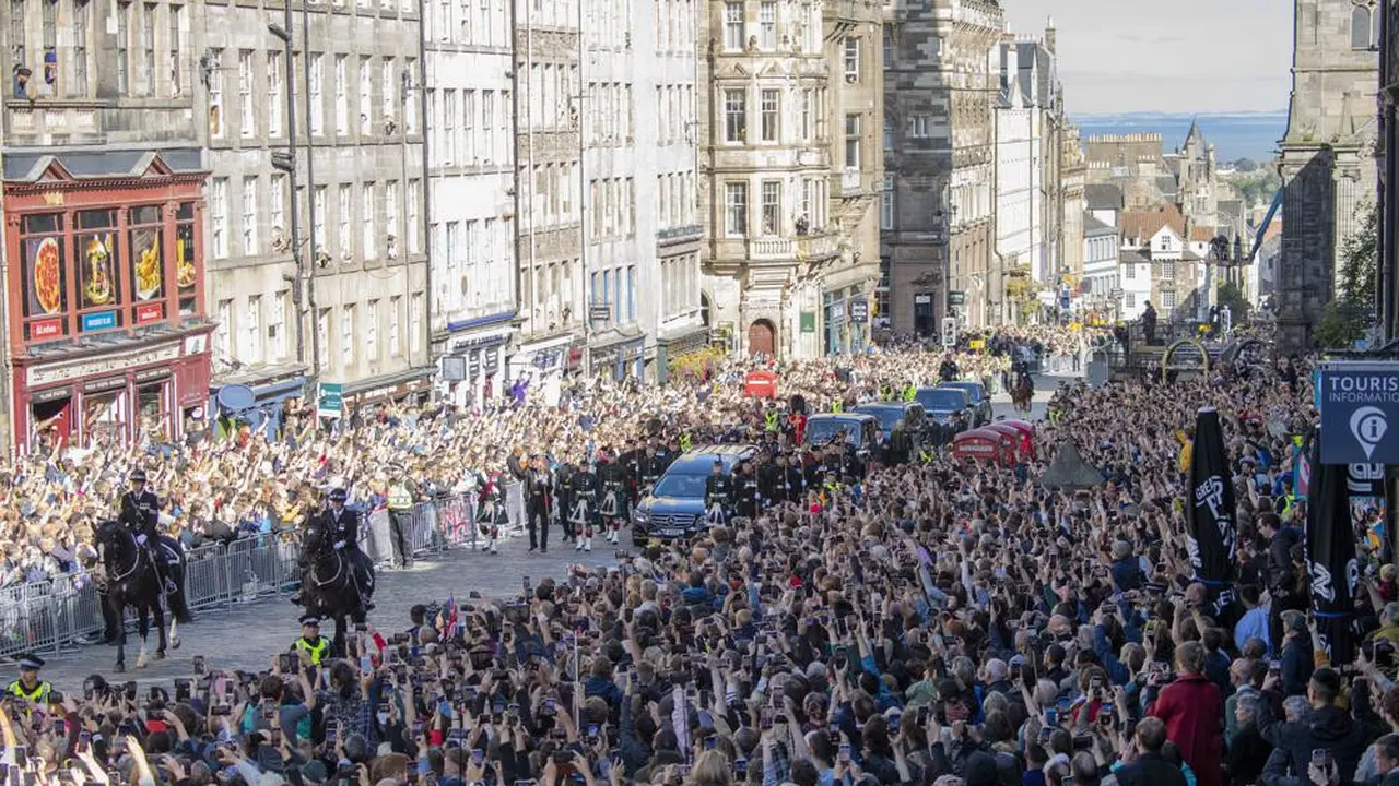 Iring-iringan peti mati Ratu Elizabeth di Edinburgh, Skotlandia.