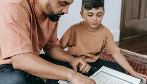 Ilustrasi Islami, muslim, mengaji, membaca Al-Qur'an. (Foto oleh Timur Weber: https://www.pexels.com/id-id/foto/pria-duduk-lantai-anak-9127731/)