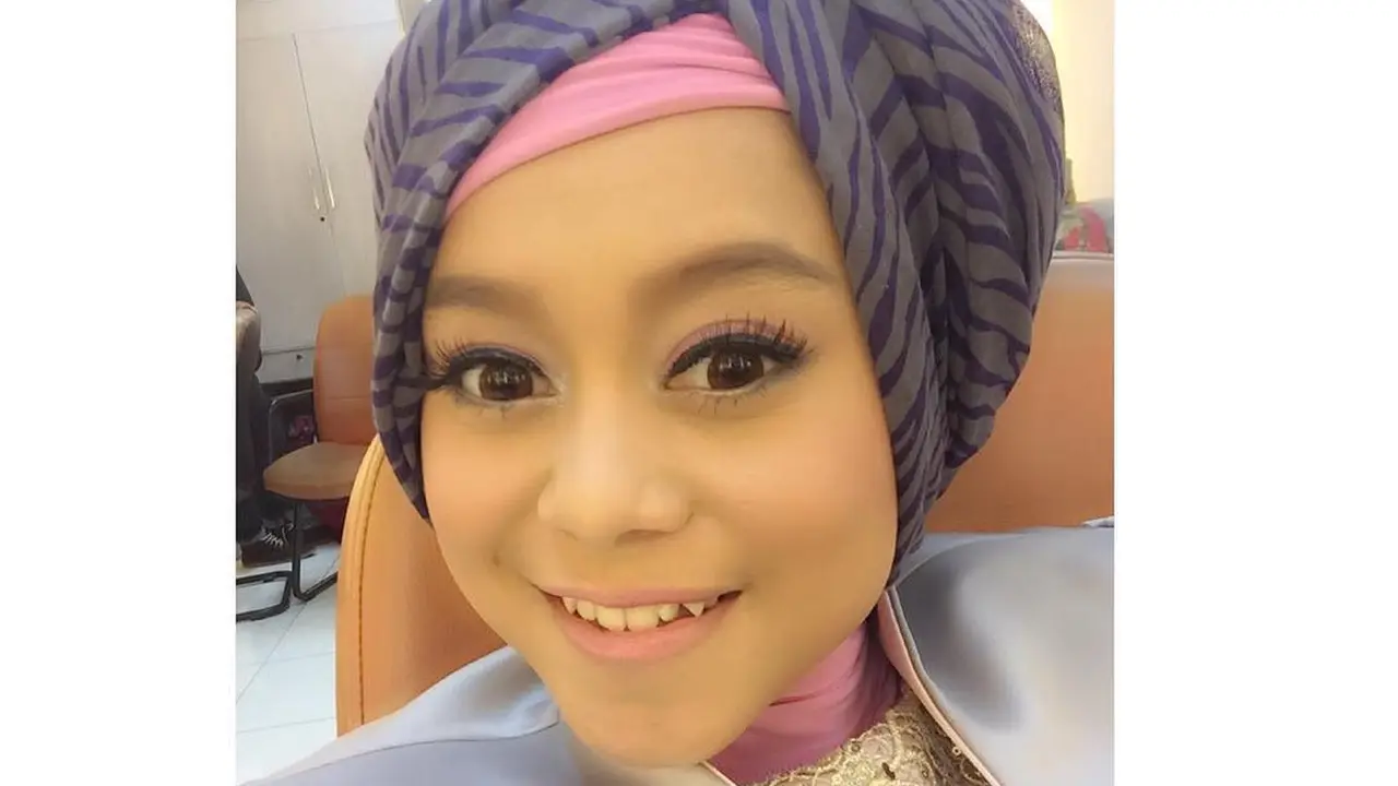 10 Potret Transformasi Gaya Hijab Lesti Kejora dari Awal Karier hingga Punya Anak