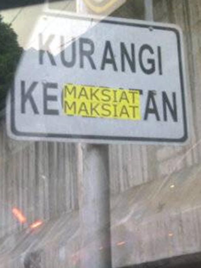 6 Tulisan Kurangi Kecepatan di Jalan Ini Bikin Geleng Kepala