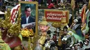 Sebuah perahu membawa foto mendiang Raja Thailand Bhumibol Adulyadej selama festival Rab Bua di Samut Prakan (4/10). (AFP Photo/Lillian Suwanrumpha)