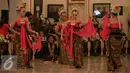 Penari membawakan tari Bedhaya Angronakung saat penobatan naik tahta PA X Puro Pakualaman di Bangsal Sewotomo, Yogyakarta, Kamis (7/1/2016). KGPH Prabu Suryodilogo  memperoleh gelar gelar KGPAA Paku Alam X. (Liputan6.com/Boy Harjanto)