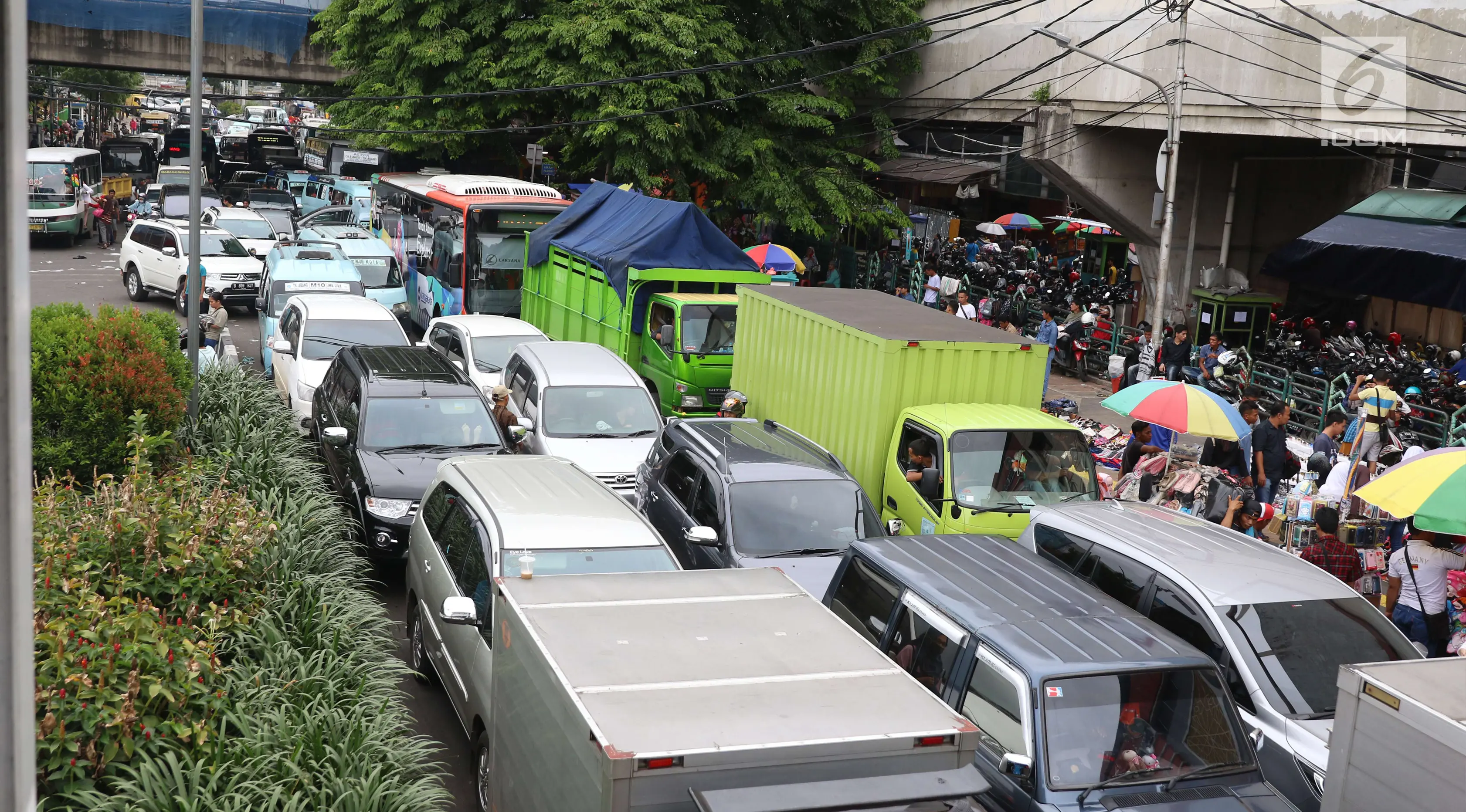 Kondisi arus lalu lintas yang terlihat semrawut di kawasan Tanah Abang, Jakarta, Sabtu (23/12). Penataan kawasan Stasiun Tanah Abang, Jakarta Pusat, dianggap sejumlah warga khususnya pengendara memperparah kemacetan. (Liputan6.com/Angga Yuniar)