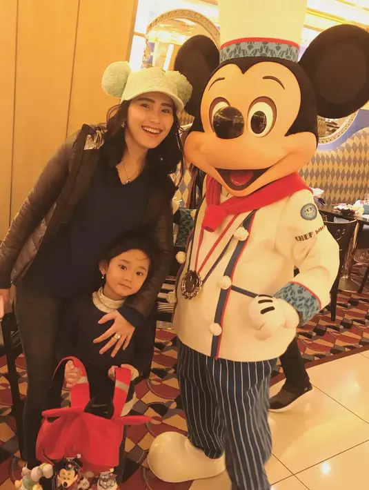 Selanjutnya adalah potret liburan mereka beberapa waktu lalu. Di foto ini, Ayu dan Bilqish kompak memakai baju hangat yang warnanya serupa. Lucu banget ya? (Instagram/ayutingting92)