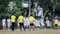 Pemain Timnas Indonesia U-22 menggelar sesi latihan jelang laga melawan Myanmar pada laga terakhir Grup C SEA Games 2025. (Bola.com/Bagaskara Lazuardi)