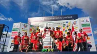 Astra Honda Racing Team merayakan keberhasilan meraih gelar juara secara tim dan pembalap di kelas AP250 Asia Road Racing Championship 2023 di Sirkuit Buriram, Minggu (3/12/2023). (Bola.com/Hery Kurniawan)