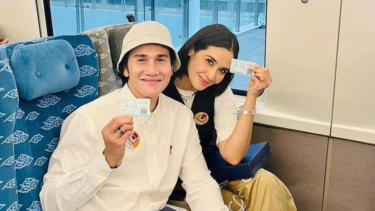 Potret Vino G Bastian dan Marsha Timothy saat naik kereta cepat Jakarta-Bandung.<br>