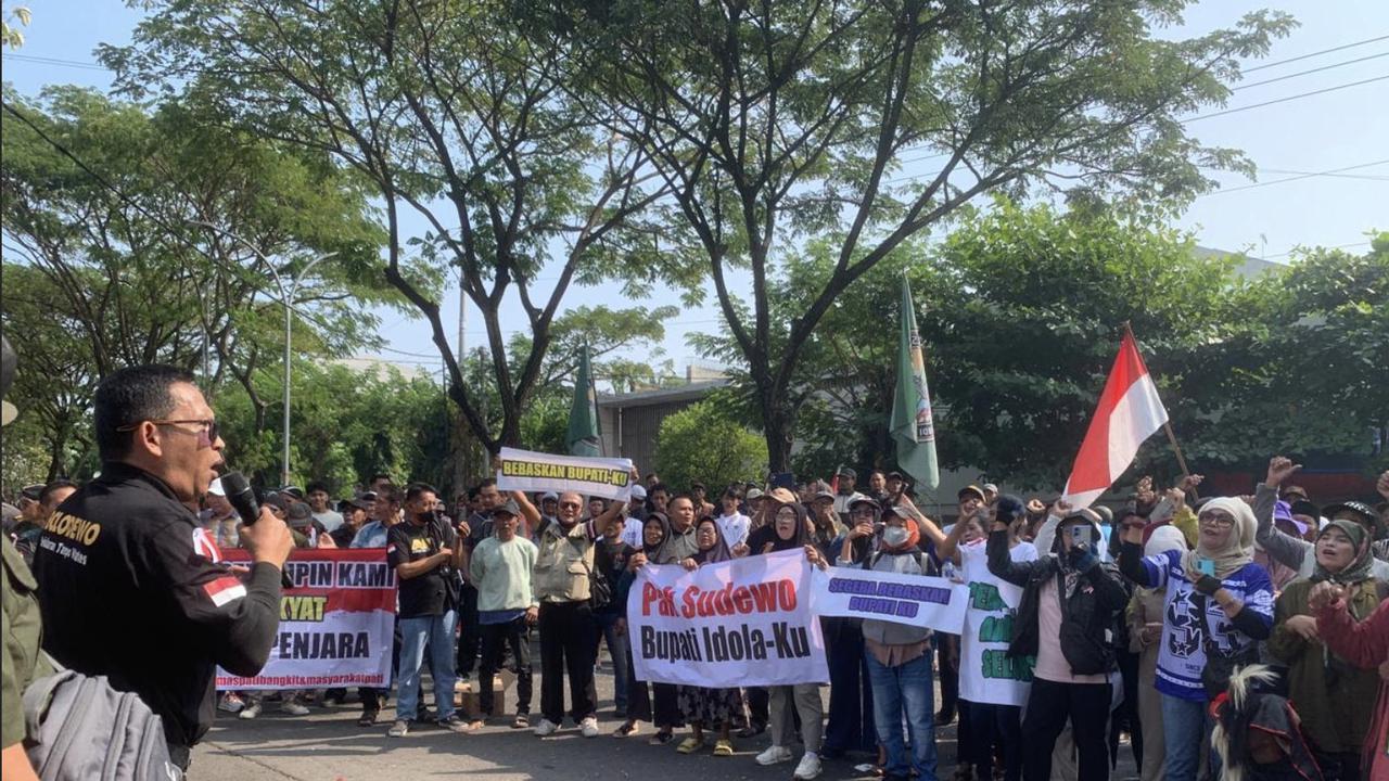 Ahmad Husein Terharu Lihat Mantan Bupati Sudewo Masuk Mobil Tahanan
